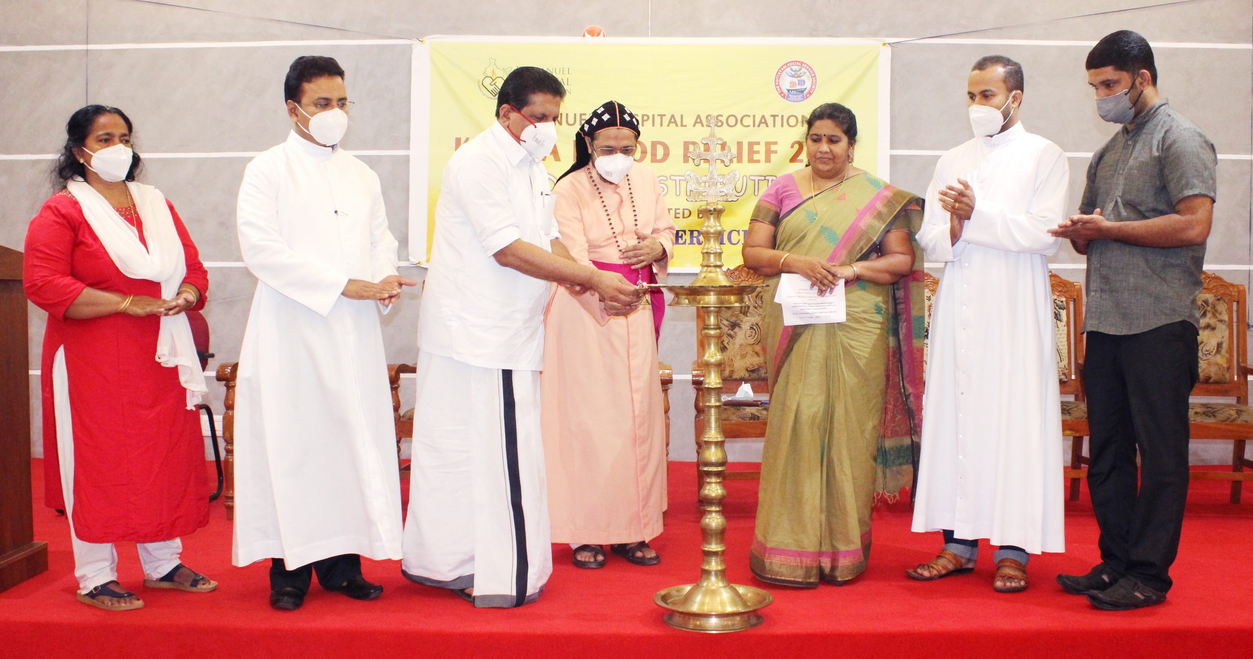 പ്രളയ ബാധിതര്‍ക്ക് കൈത്താങ്ങൊരുക്കി കെ.എസ്.എസ്.എസും ഇമ്മാനുവേല്‍ ഹോസ്പിറ്റല്‍ അസോസിയേഷനും