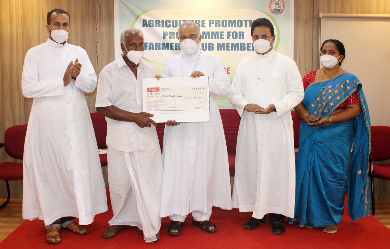 കാര്‍ഷിക മേഖലയുടെ സുസ്ഥിരതയ്ക്ക് കൃഷിയോടൊപ്പം ഉപവരുമാന സാധ്യതകളും കര്‍ഷകര്‍ പ്രയോജനപ്പെടുത്തണം – മാര്‍ മാത്യു മൂലക്കാട്ട്