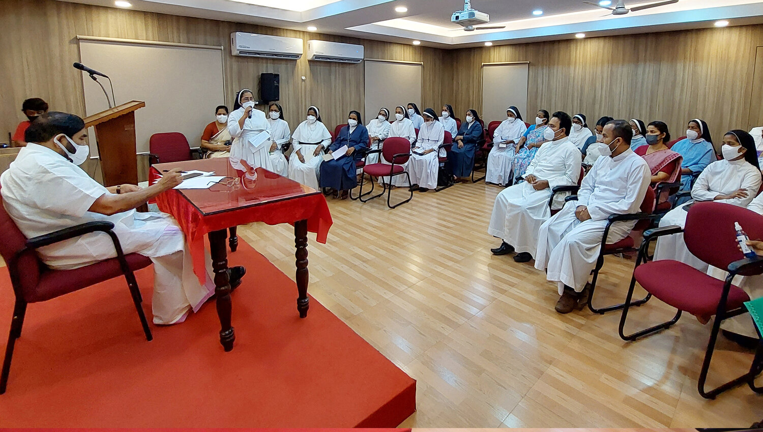 സന്ന്യാസിനി സമൂഹം പ്രതിനിധികളുമായി സംവദിച്ച് മന്ത്രി വി.എന്‍ വാസവന്‍