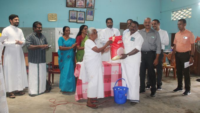 പ്രളയ ദുരിതാശ്വസ കിറ്റുകള്‍ വിതരണം ചെയ്തു