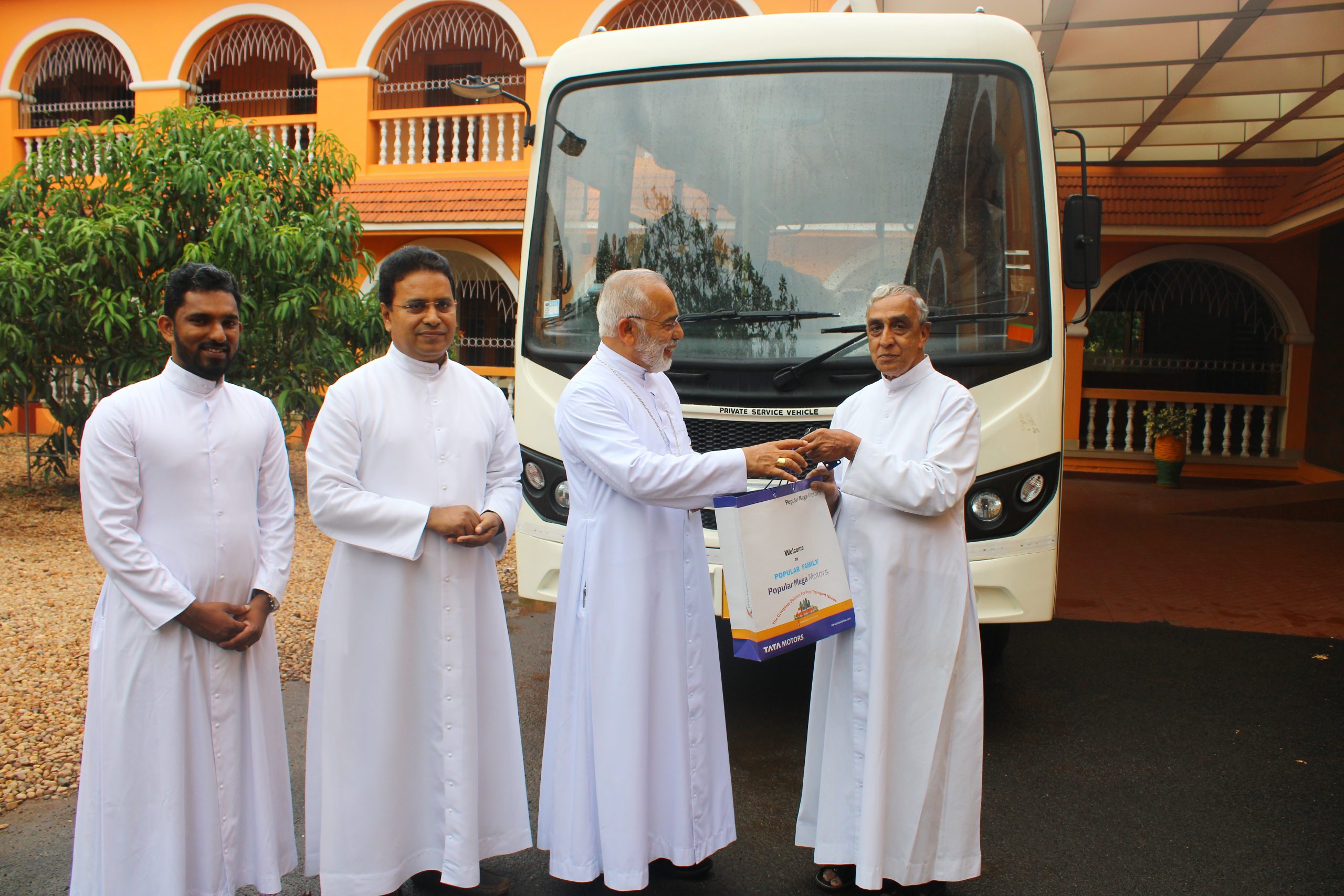 കിടങ്ങൂര്‍ സെന്റ് മേരീസ് ഹയര്‍ സെക്കണ്ടറി സ്‌കൂളിന് സ്‌കൂള്‍ ബസ് ലഭ്യമാക്കി കോട്ടയം അതിരൂപത